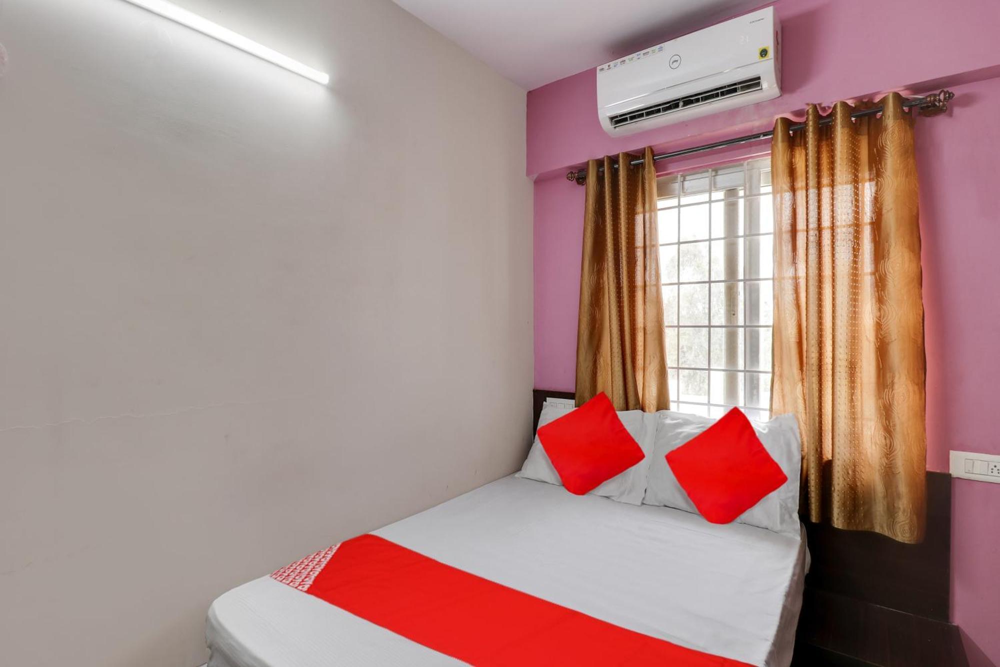 Oyo Flagship Gayathri Lodging & Boarding Hotel Bangalore Bagian luar foto