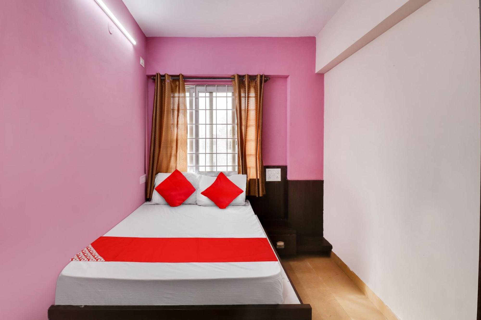 Oyo Flagship Gayathri Lodging & Boarding Hotel Bangalore Bagian luar foto