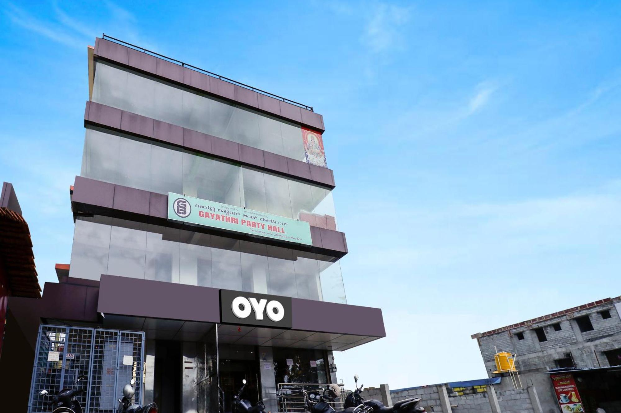 Oyo Flagship Gayathri Lodging & Boarding Hotel Bangalore Bagian luar foto